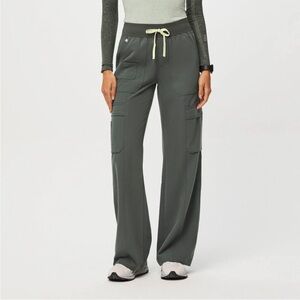 Figs High Waisted Yendi Cargo Scrub Pants - Med Petite / Bonsai